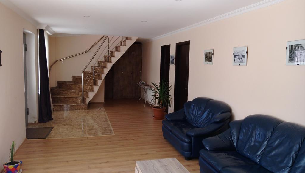 Guest House Qubi Stepantsminda Exterior photo