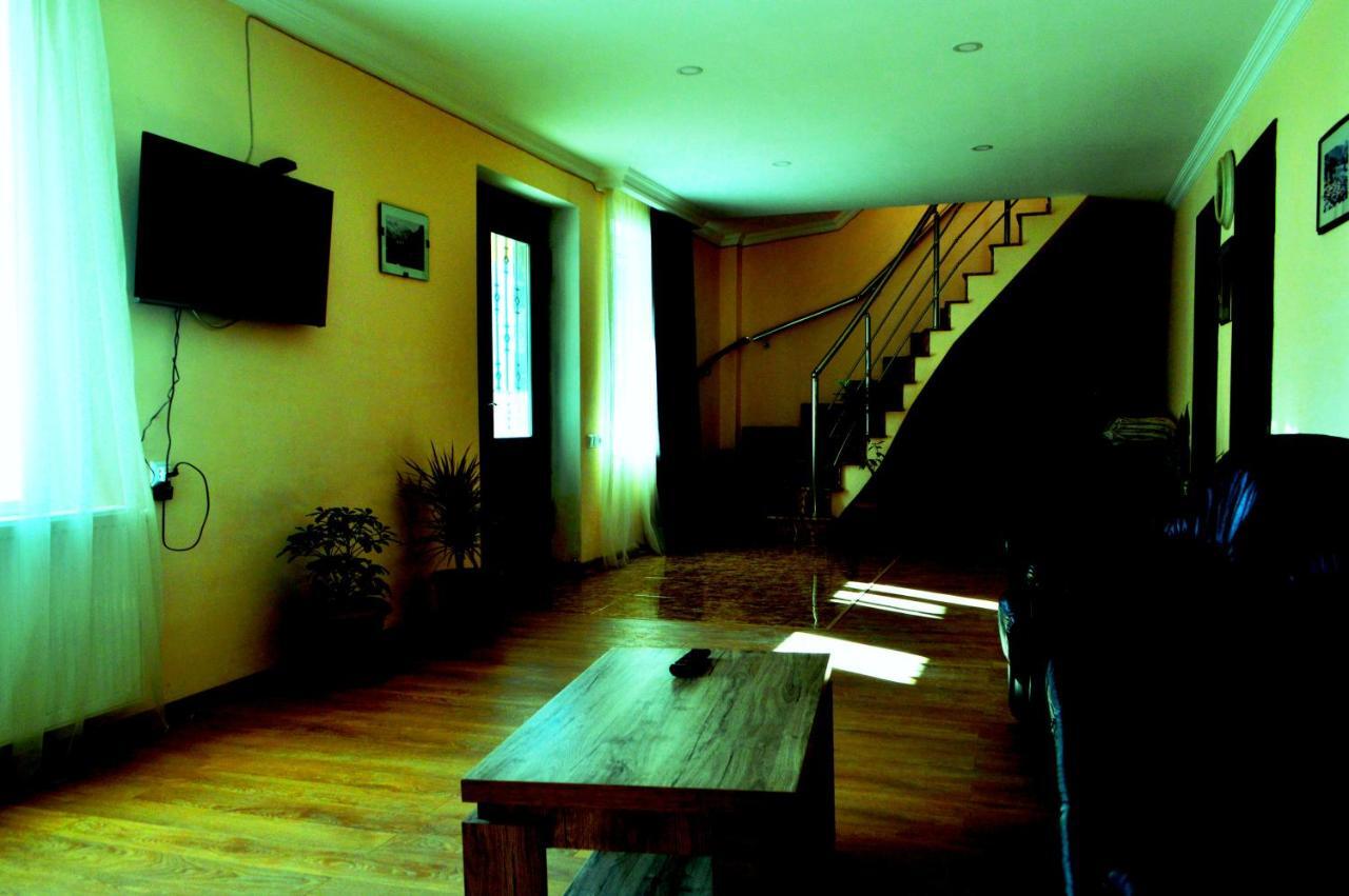 Guest House Qubi Stepantsminda Exterior photo