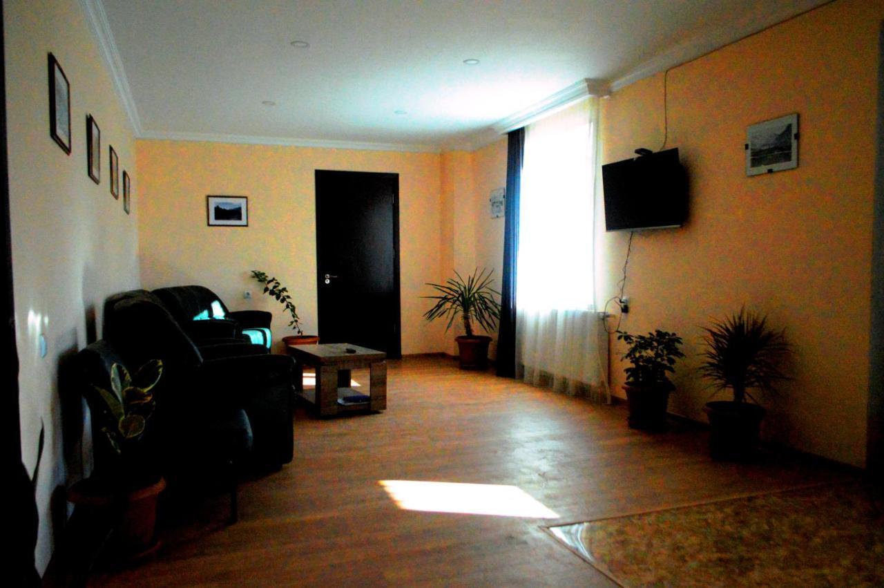 Guest House Qubi Stepantsminda Exterior photo